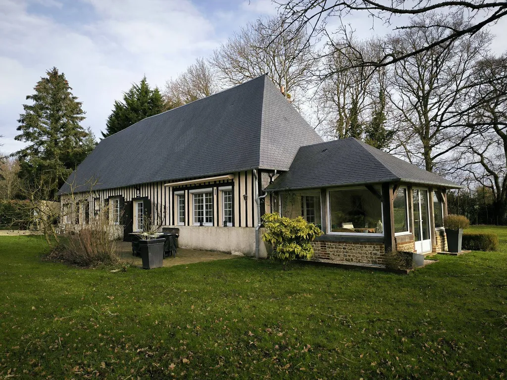 A vendre, Terres et Demeures de Normandie propose cette charmante Propriété Normande lumineuse, d’environ 163 m² et sur un terrain de 6716 m² située à 10 minutes de Cormeilles (27260).