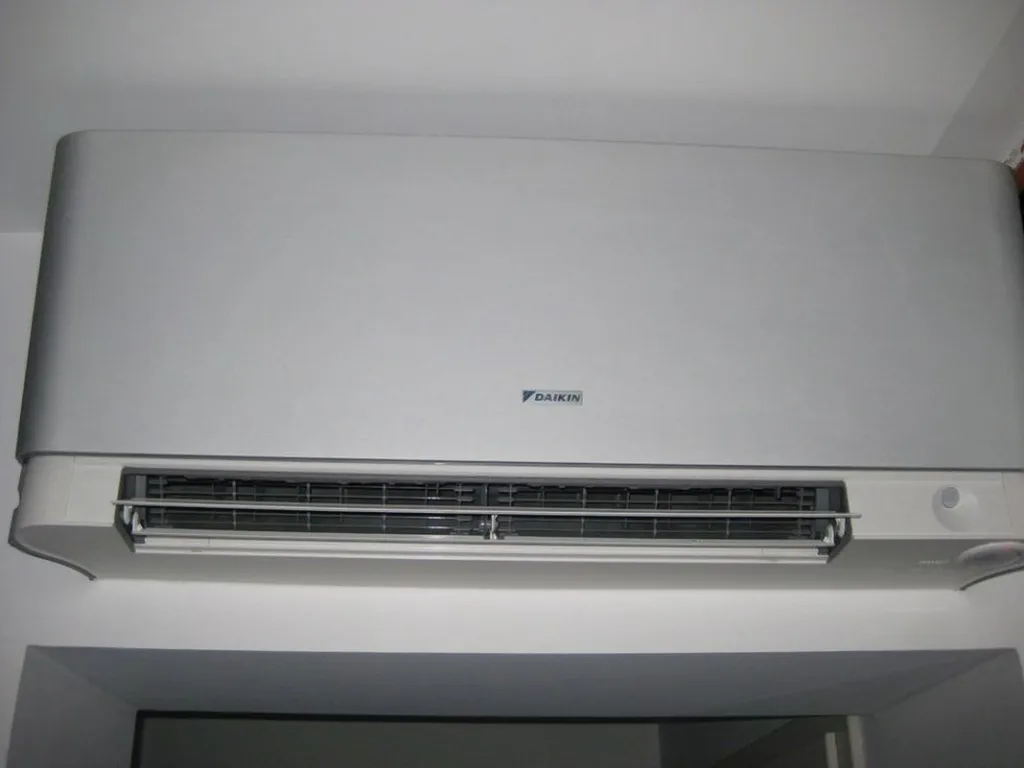 Installation de climatisation réversible de la marque Daikin avec groupe extérieur à Bourgoin-Jallieu (38)