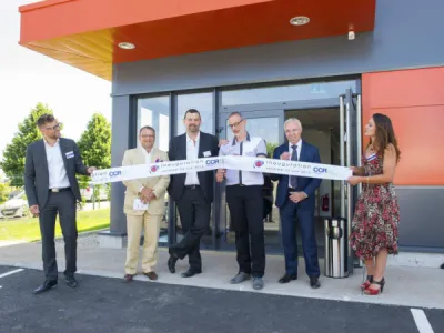 coupé de ruban pour l'inauguration du siège social de la société Alpha Energie