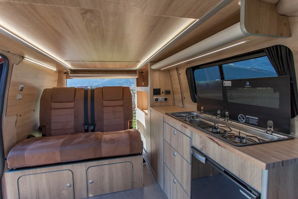 Pose de Banquette homologuée sur-mesure Ford Transit Custom L2H1 Long avec socle bois et transformation lit double posée à Annecy en Haute-Savoie