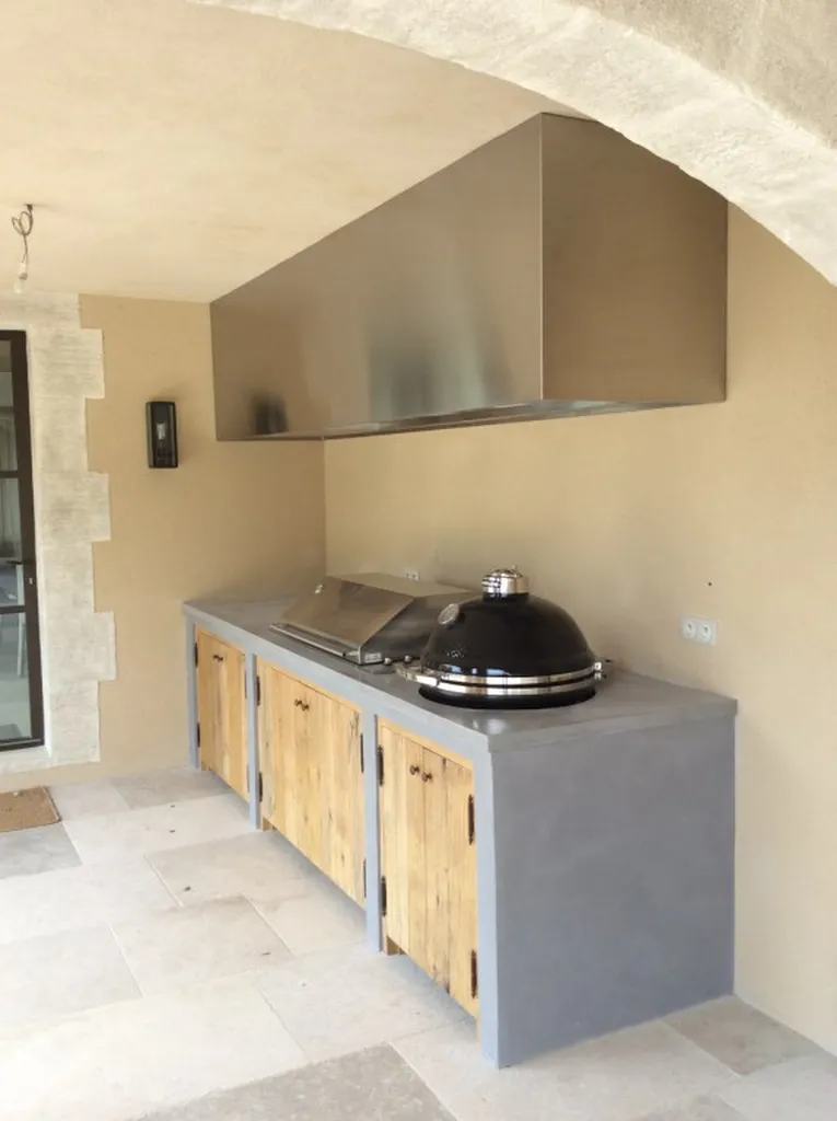 Hotte aspirante inox dans cuisine d'été Saint Remy de Provence