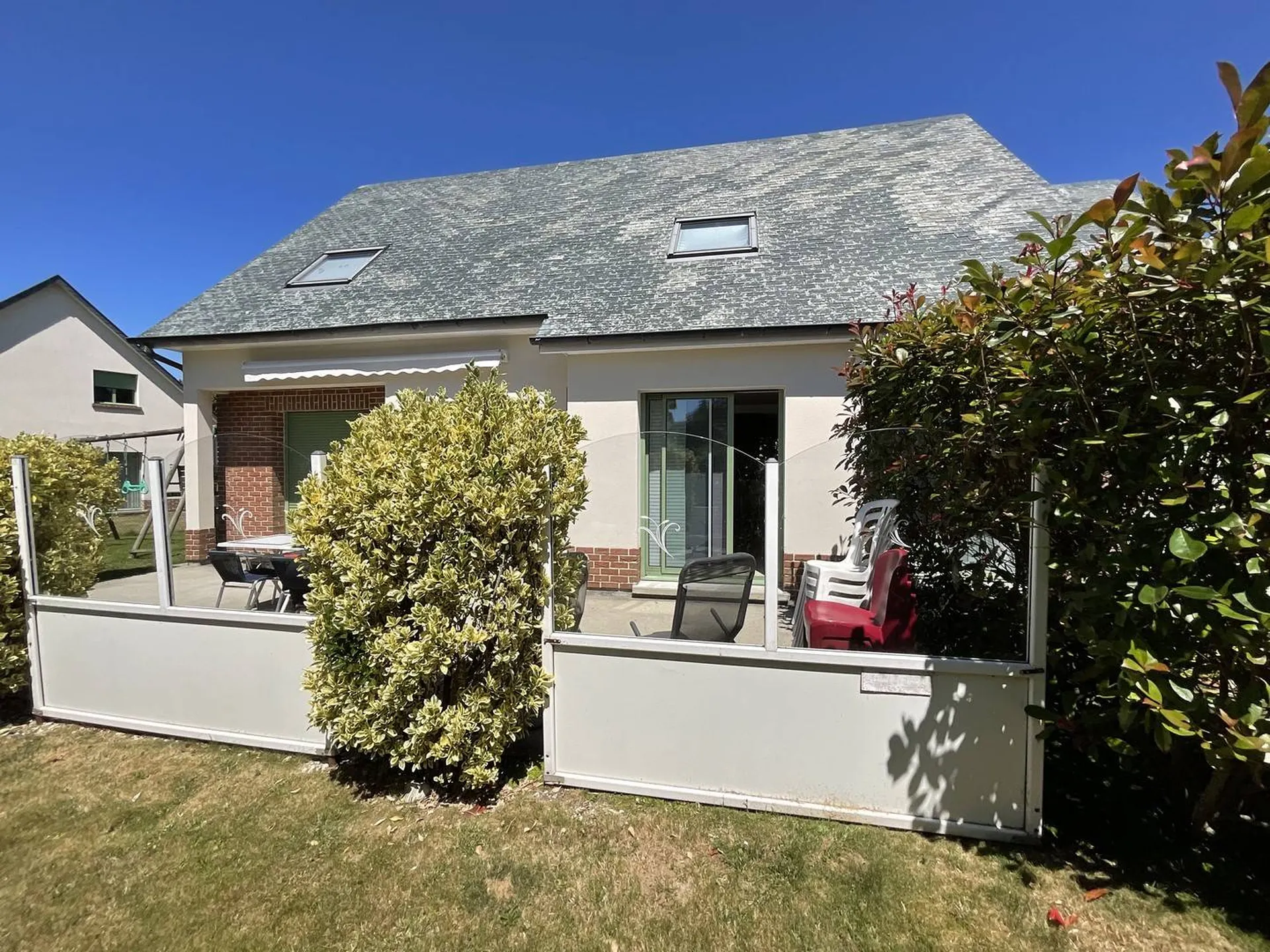 Vends maison moderne édifiée sur un terrain de 727 m², construite dans une résidence privée de Dieppe.