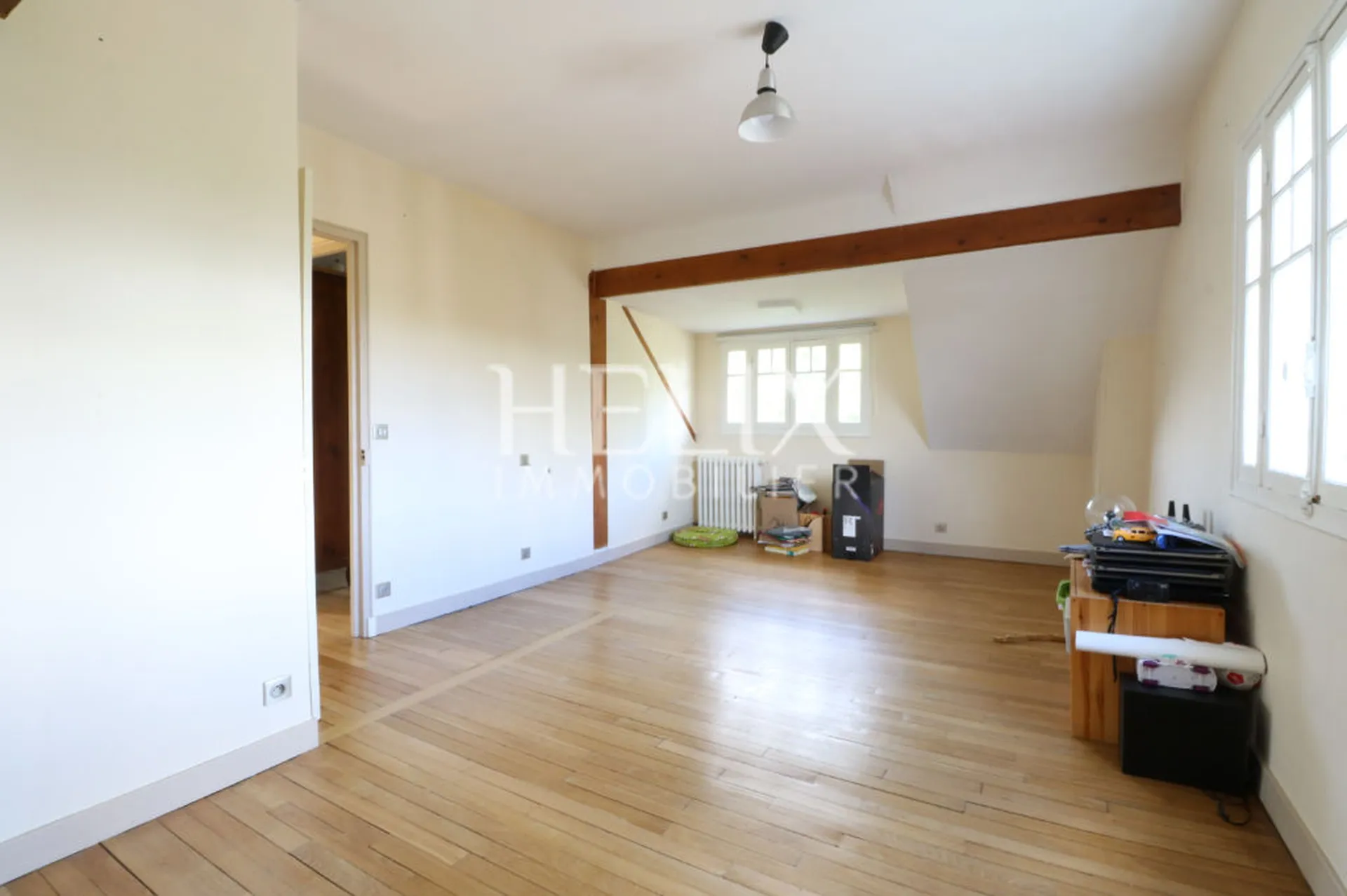 Belle maison familiale au Vésinet d'une surface de 160M² 8 pièces un triple séjour et 5 chambres, Proche école, gare RER A et commerces.