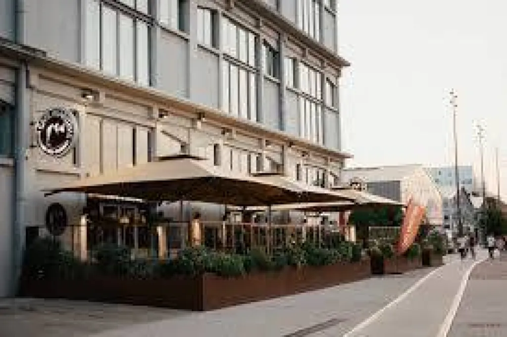 Restaurant en bord de Garonne , avec parking sur les quais de Bordeaux 