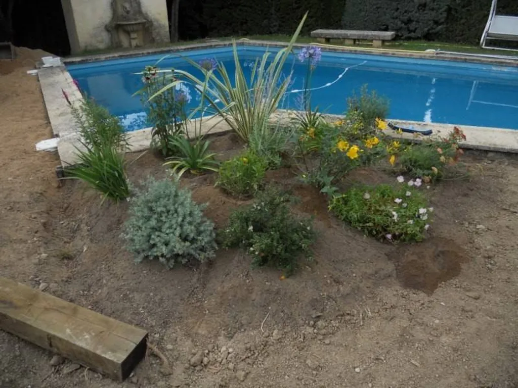 Création d'un massif proche d'une piscine