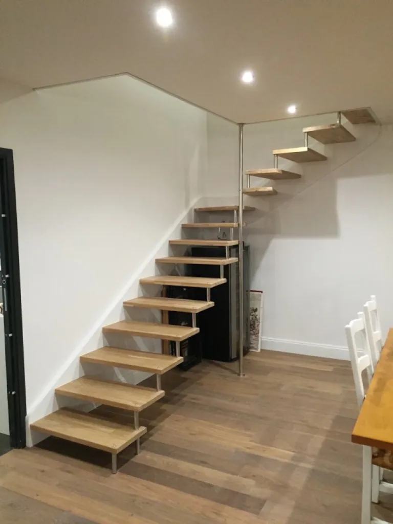 Réalisation d'un escalier en bois et en acier sur-mesure à Bordeaux, ainsi qu'un agencement sous l'escalier à la teste de buch