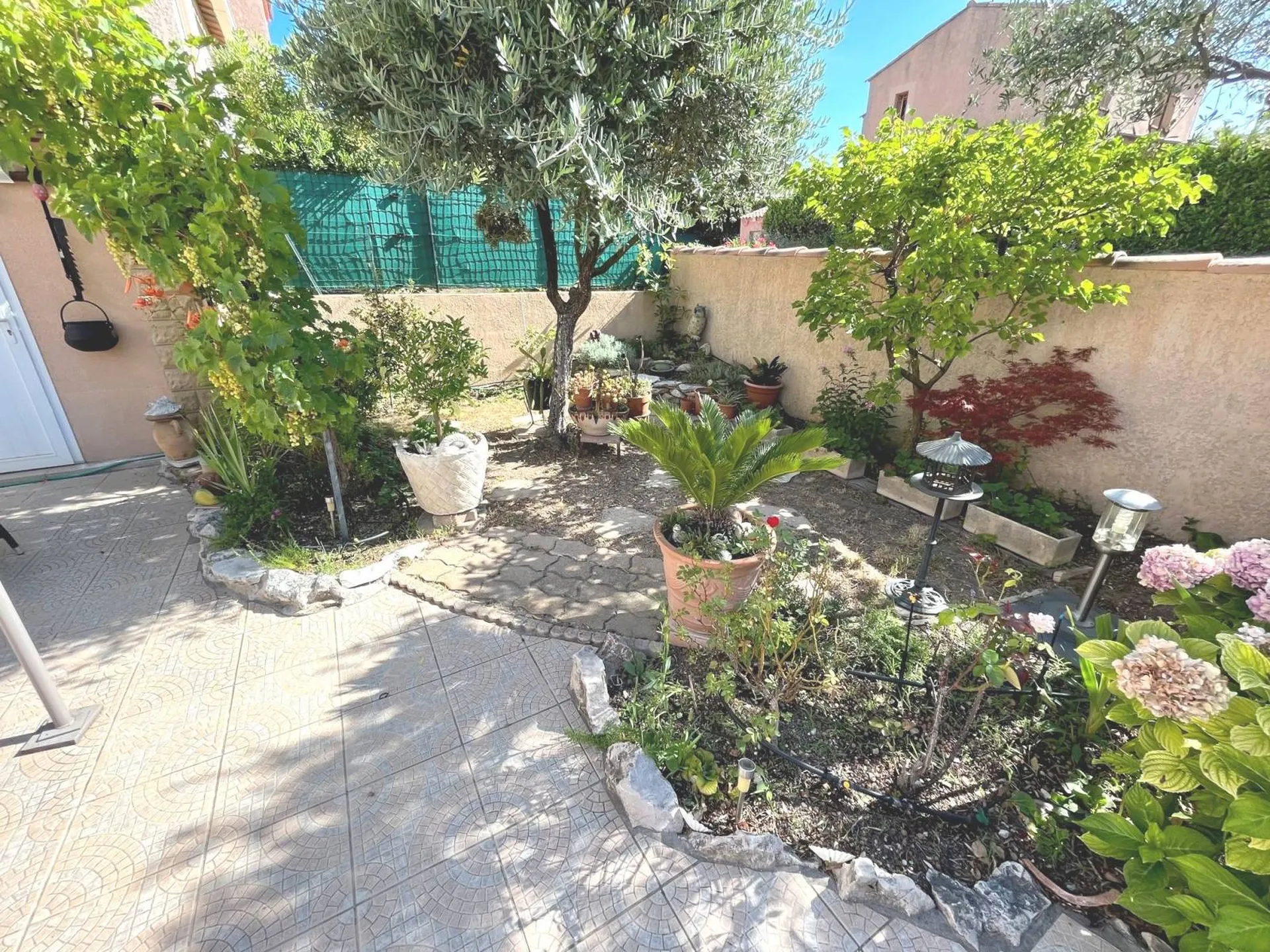 Maison à vendre Roquefort la Bédoule commerces et écoles à pieds, terrain paysager avec jacuzzi
