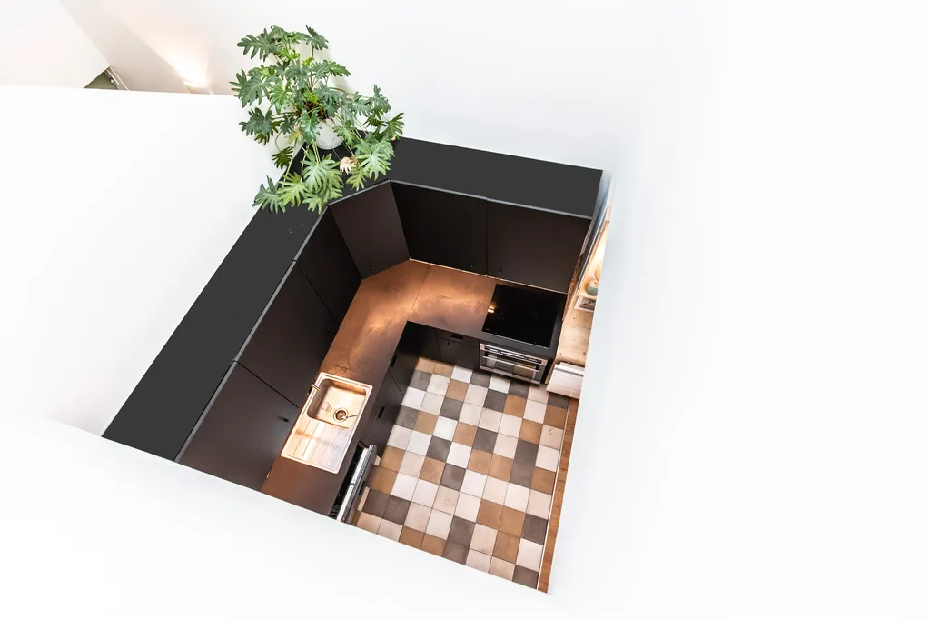 Patio intérieur & cuisine noire sur mesure  AKIKO ARCHITECTURE – Bègles – Rénovation & création d’un patio La cuisine noire, pensée comme un noyau structurant, s’ouvre sur un patio lumineux. Carreaux graphiques, bois clair et murs blancs composent un ense