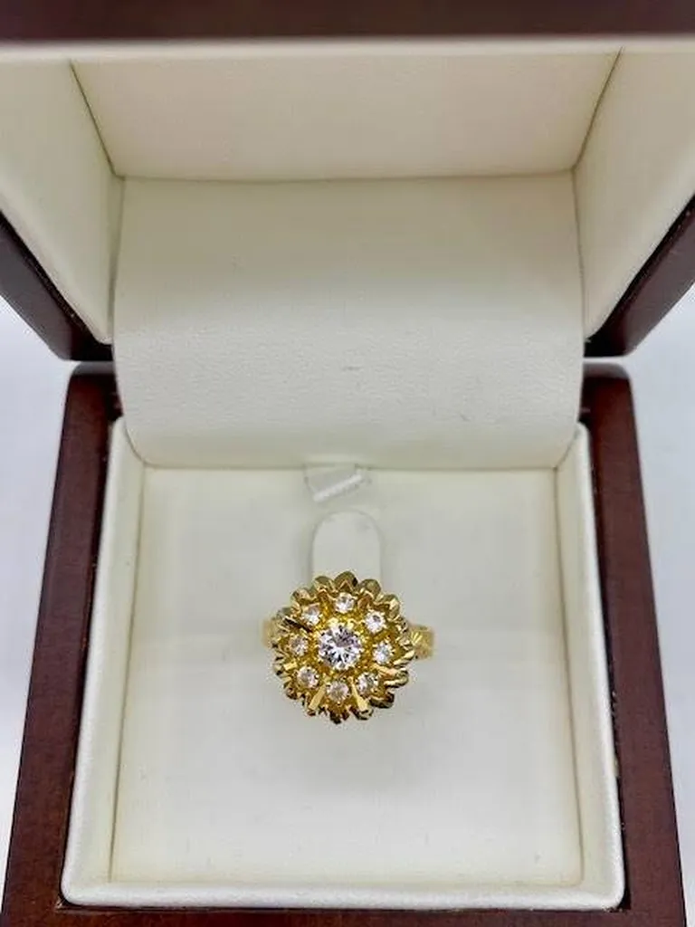 Pur Charme Floral : La Bague Marguerite en Or Jaune Sertie de Diamants chez Or Ligne à La Teste de Buch en Gironde