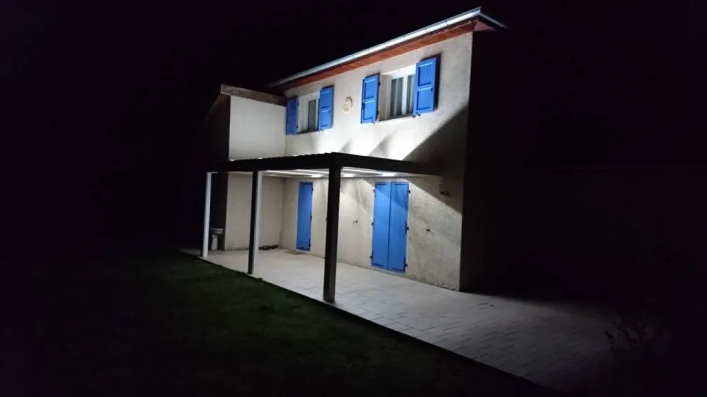 Pergola bioclimatique blanche de marque MARQUISES en aluminium posée à la CHAPELLE DE LA TOUR en isère