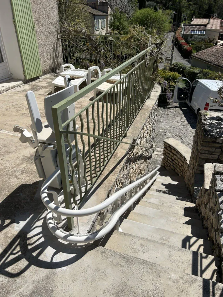 Un virage à 180° au plus près pour préserver l'espace pour ce fauteuil monte escalier OTOLIFT TWO à Forcalquier