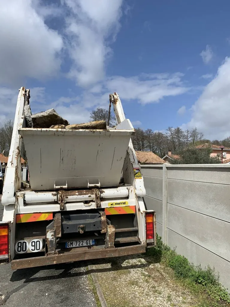 Location benne 8M3 pour évacuation gravats sur BEAUTIRAN 