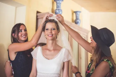 Préparatifs de la mariée, coiffure, maquillage et habillage