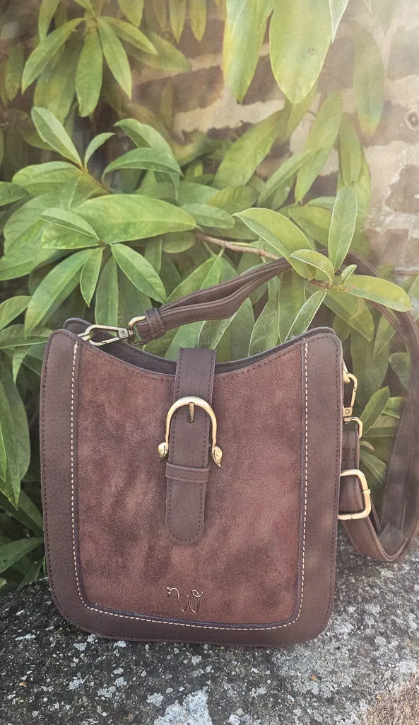 Sac bandoulière Woomen couleur chocolat chez Evasion à Eu