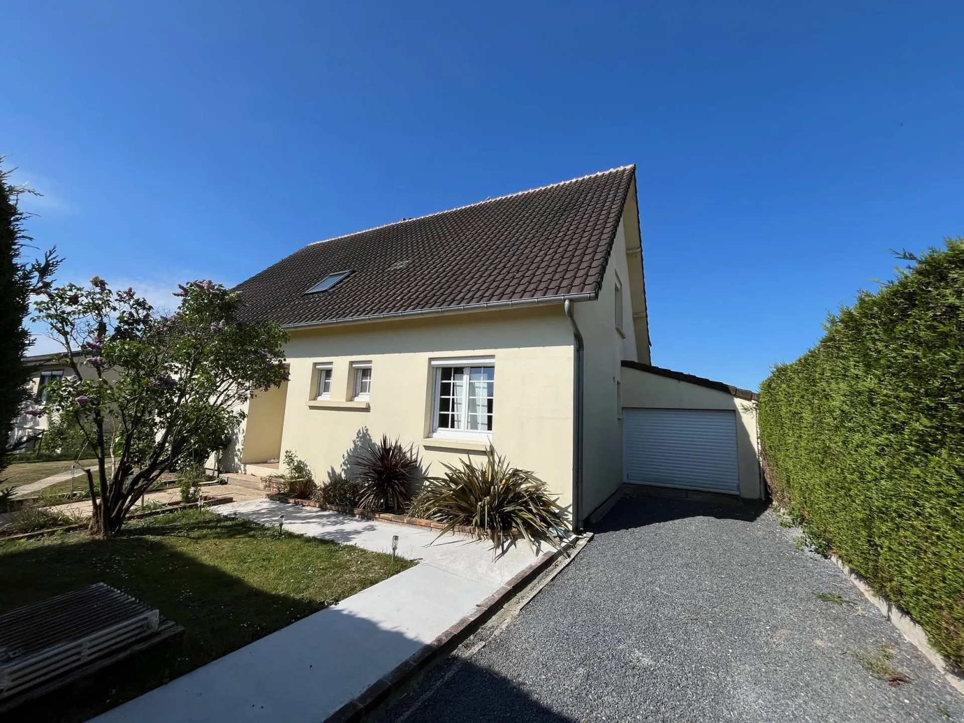 Pavillon individuel, à vendre, offrant de beaux volumes situé à Arelaune en Seine