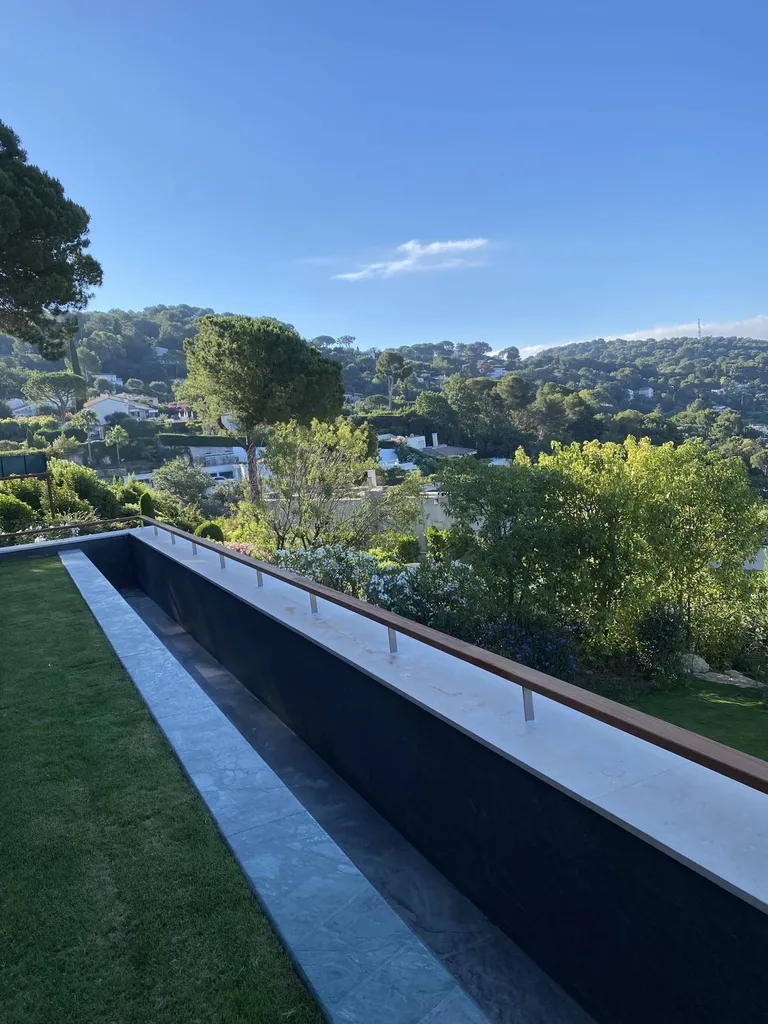 Margelles de piscine sur-mesure en marbre vert du Guatemala au Cannet