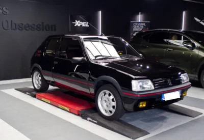 Revivez l'Éclat de votre 205 GTI avec Gloss Obsession près de Vannes : Polissage, Traitement Céramique et Plus.