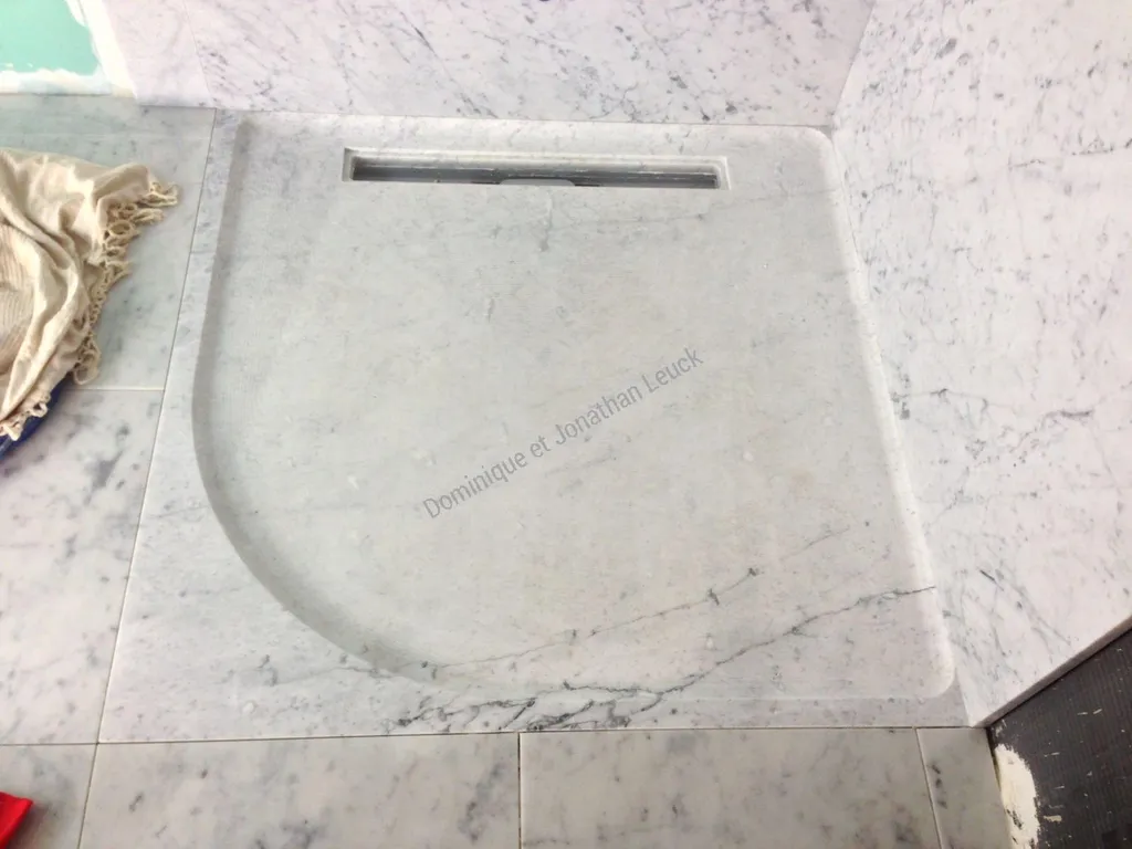 Bac à douche sur mesure en marbre