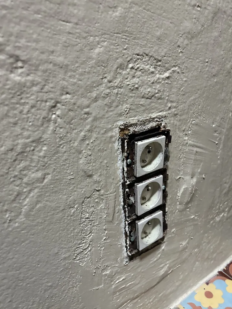 Remplacement de prise électrique à Eygalières : rénovation d'appareillage et mise aux normes par Fc Électricité