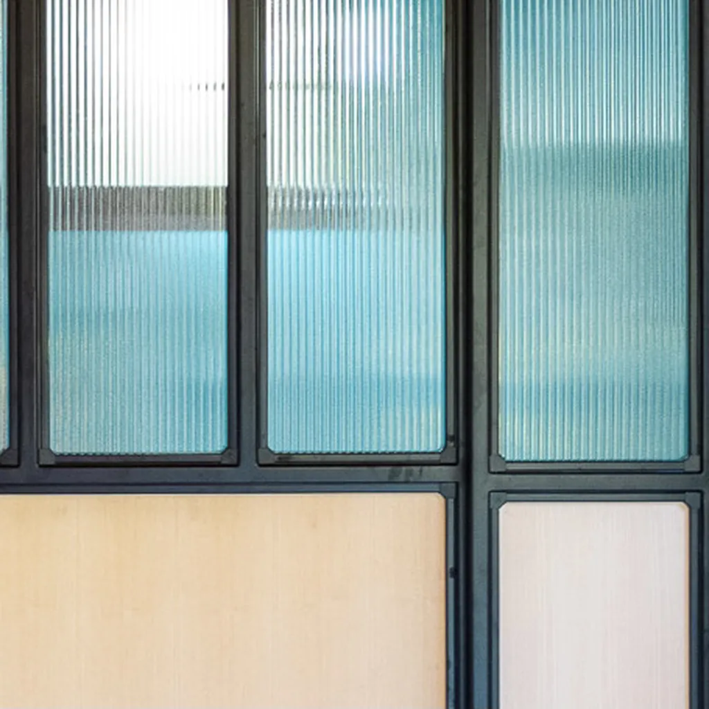 Verrière en bois et fer à Ucel en Ardèche apporte élégance et lumière à votre intérieur.