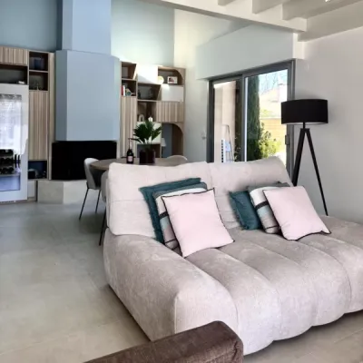 Vue générale de la pièce de vie transformée et baignée de lumière naturelle, par l'Atelier D, architecte d'intérieur à Bordeaux