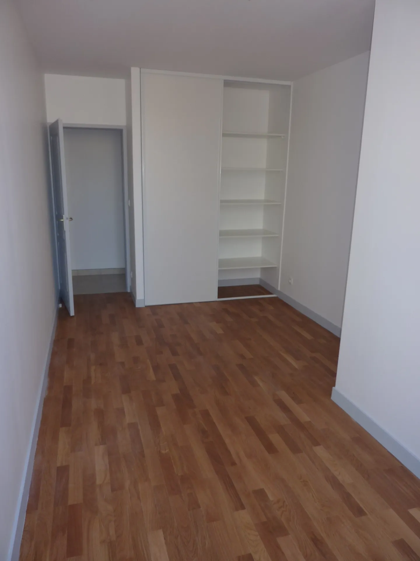 Placard intégré dans une chambre pour optimiser les rangements lors d’une rénovation intérieure à Belleville-en-Beaujolais (Rhône – 69)