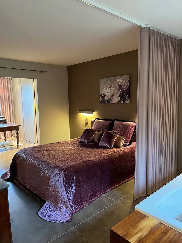 Rideaux, coussins et jeté de lit confectionnés sur mesure pour une maison en Isère