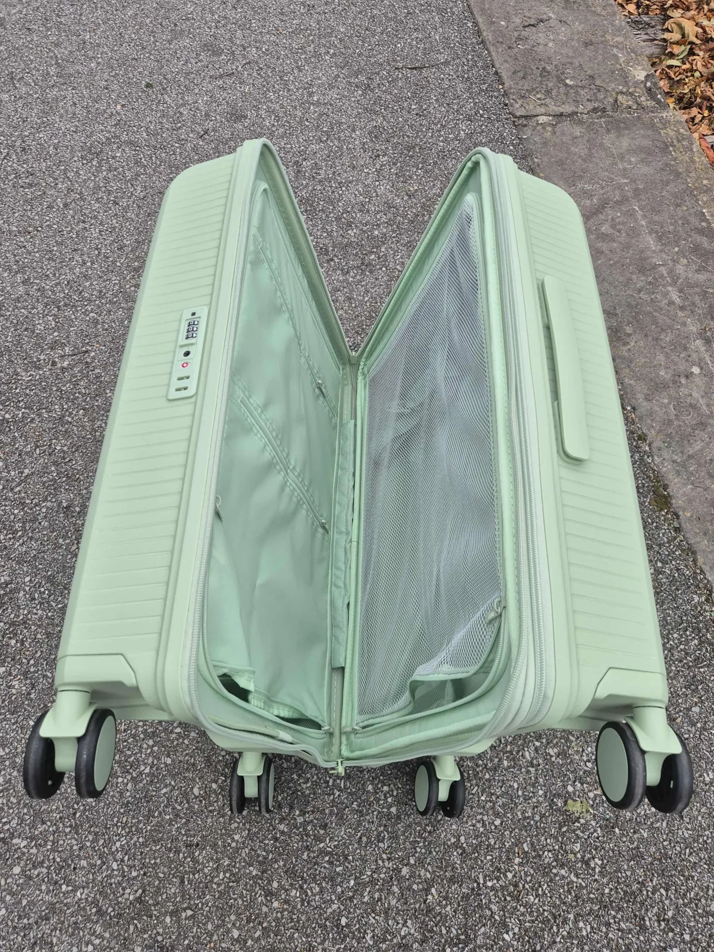 Valise rigide taille moyenne Elite 65cm disponible chez Evasion Eu