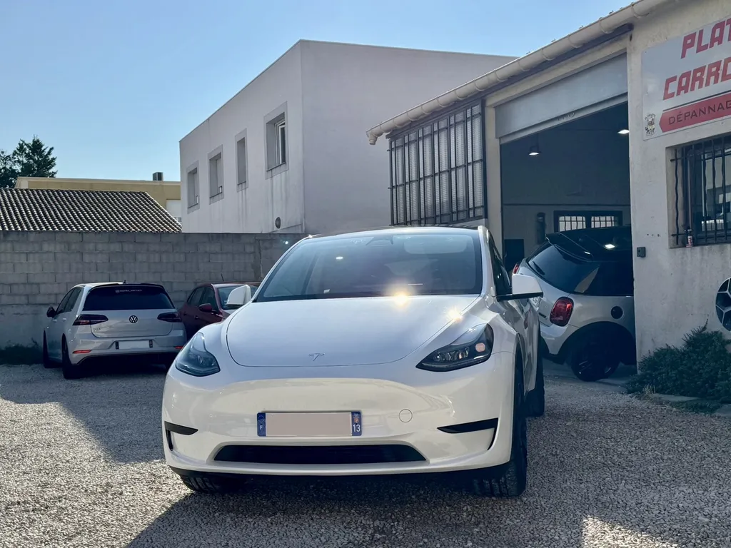 Réparation Tesla Model Y - Expertise et Savoir-Faire de Platinum Carrosserie à Carnoux-en-Provence proche de Marseille, La Ciotat, Cassis et aubagne
