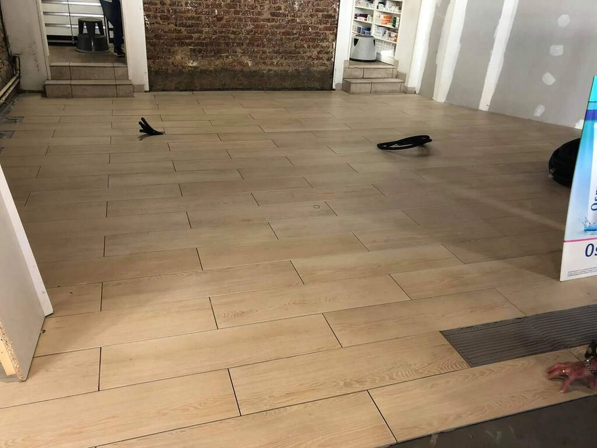 Pose de carrelage grès cérame dans un magasin à Valmont en Seine-Maritime