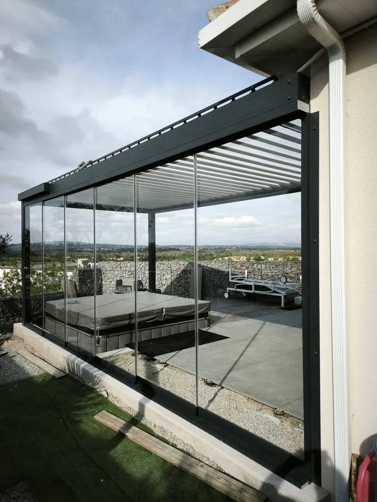 Installation d'un mur de verre sur mesure sur la commune de Nîmes dans le Gard