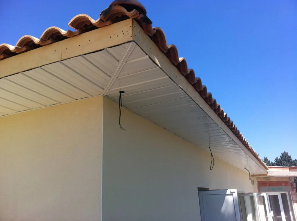 Obtenir un devis gratuit personnalisé pour du lambris Aluminium de couleur Blanche à Orange dans le Vaucluse