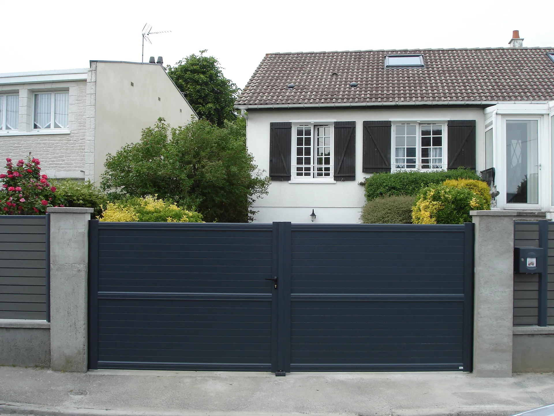 Installation de Portail Aluminium Motorisé, Modèle Sur-Mesure et Pose Professionnelle Sécurisée à Bihorel en Seine-Maritime 76 et Rouen