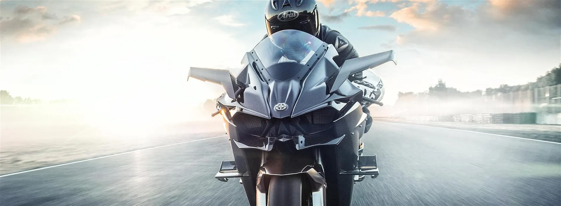 Moto Kawasaki H2R à compresseur vue de face sur une circuit.