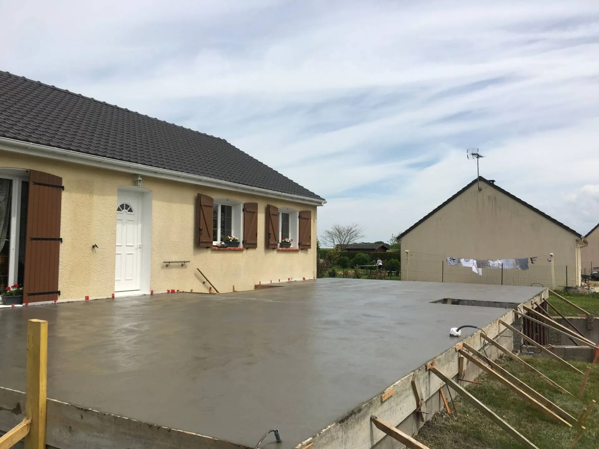 Terrasse en béton au dessus d'une porte de garage avec un dallage en béton secteur Fécamp proche de Fauville en Caux