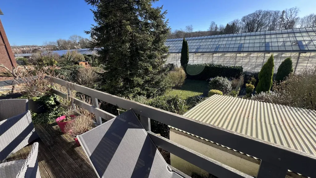 A vendre Maison de ville 120m², 5 chambres, bureau, garage, terrasse 18m², terrain arboré 260m² et sous-sol 45m², située au cœur de Eu 76260.