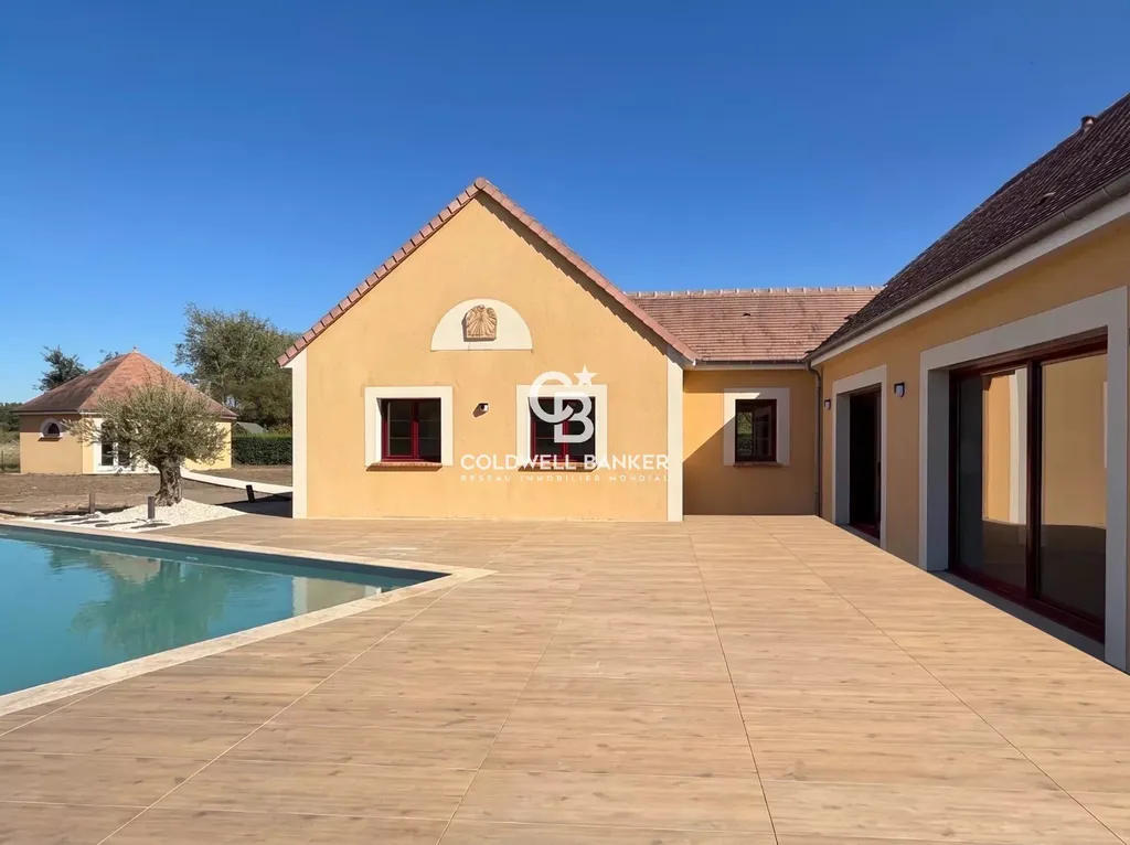 Maison de plain-pied avec grande terrasse de 120 m², piscine et dépendance, à vendre près du Mans