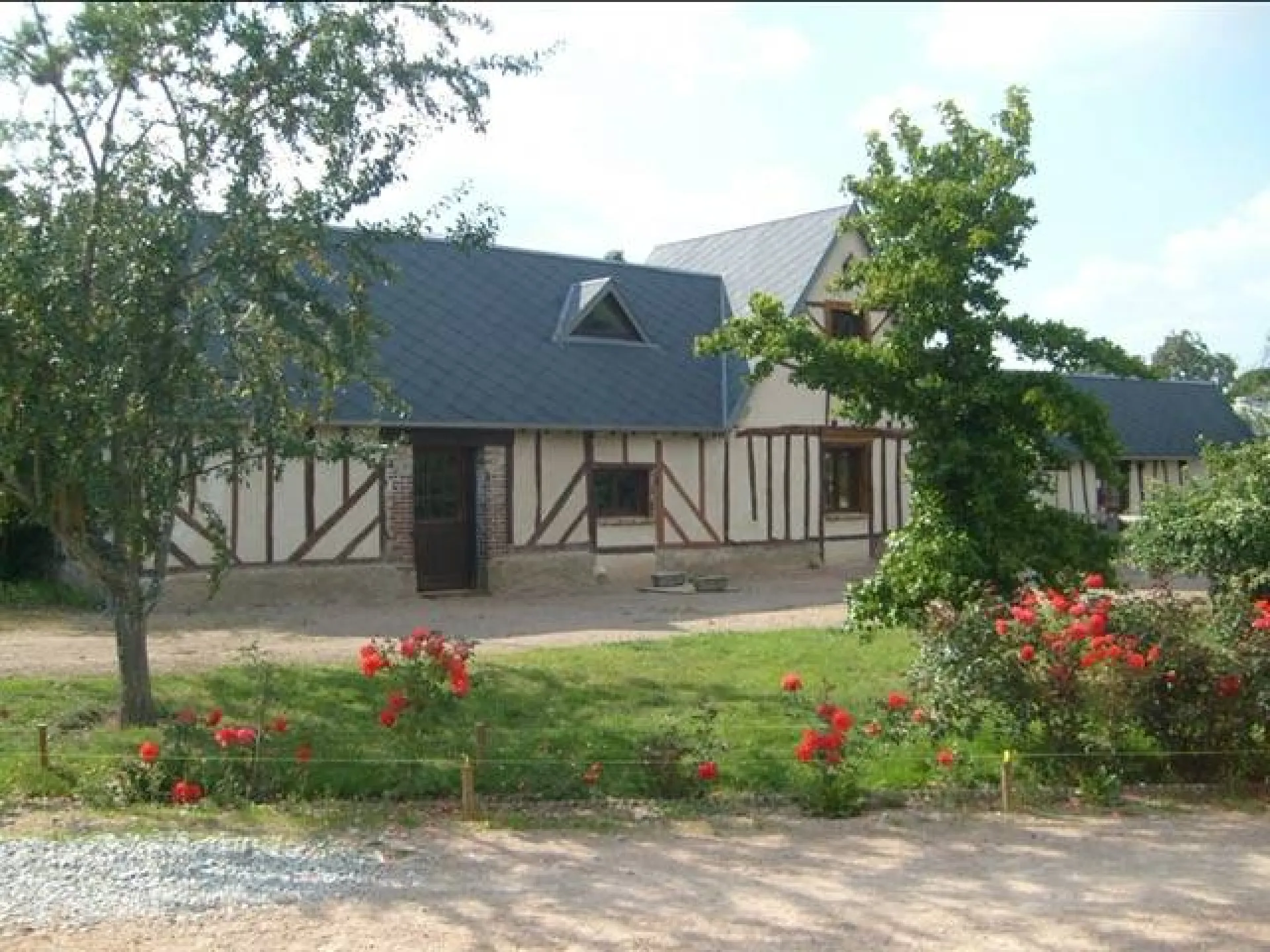 A vendre propriété équestre édifiée sur un terrain de 80 000 m² sur la commune de LES BAUX DE BRETEUIL 27160