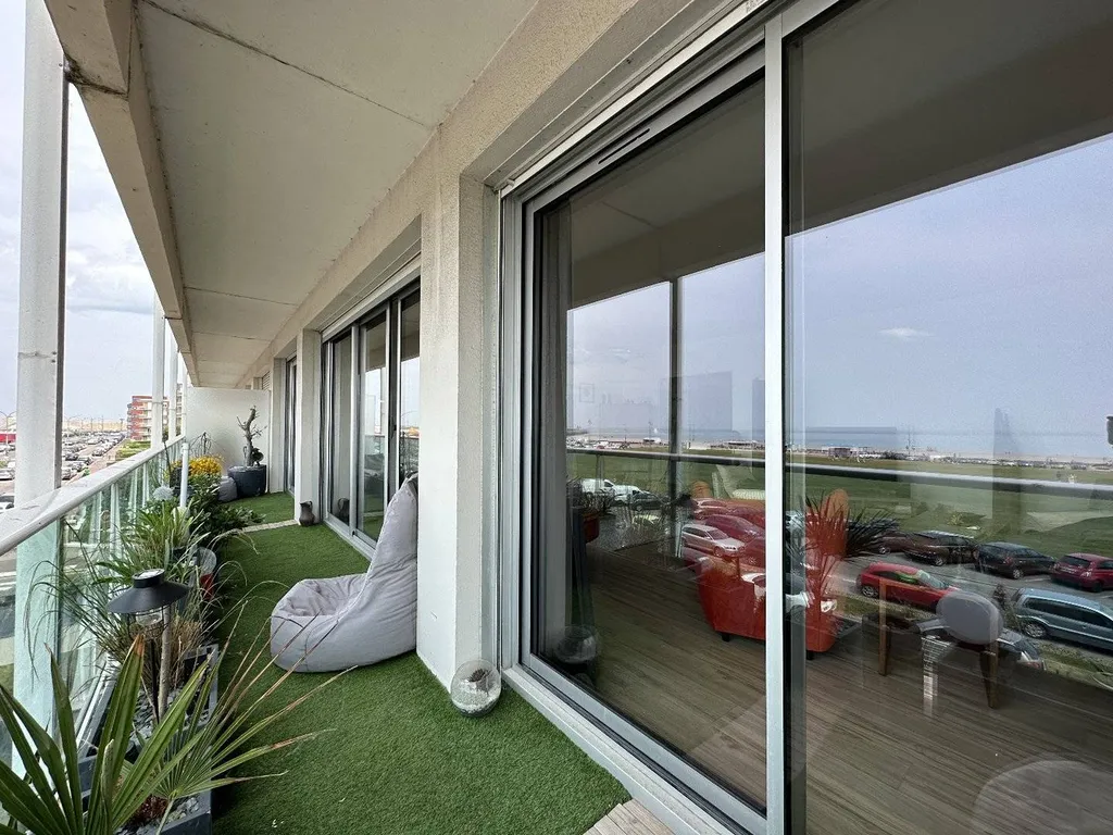 A vendre Appartement de 93.64m² vue mer, situé au 2ème étage d'une résidence sécurisée avec ascenseur.