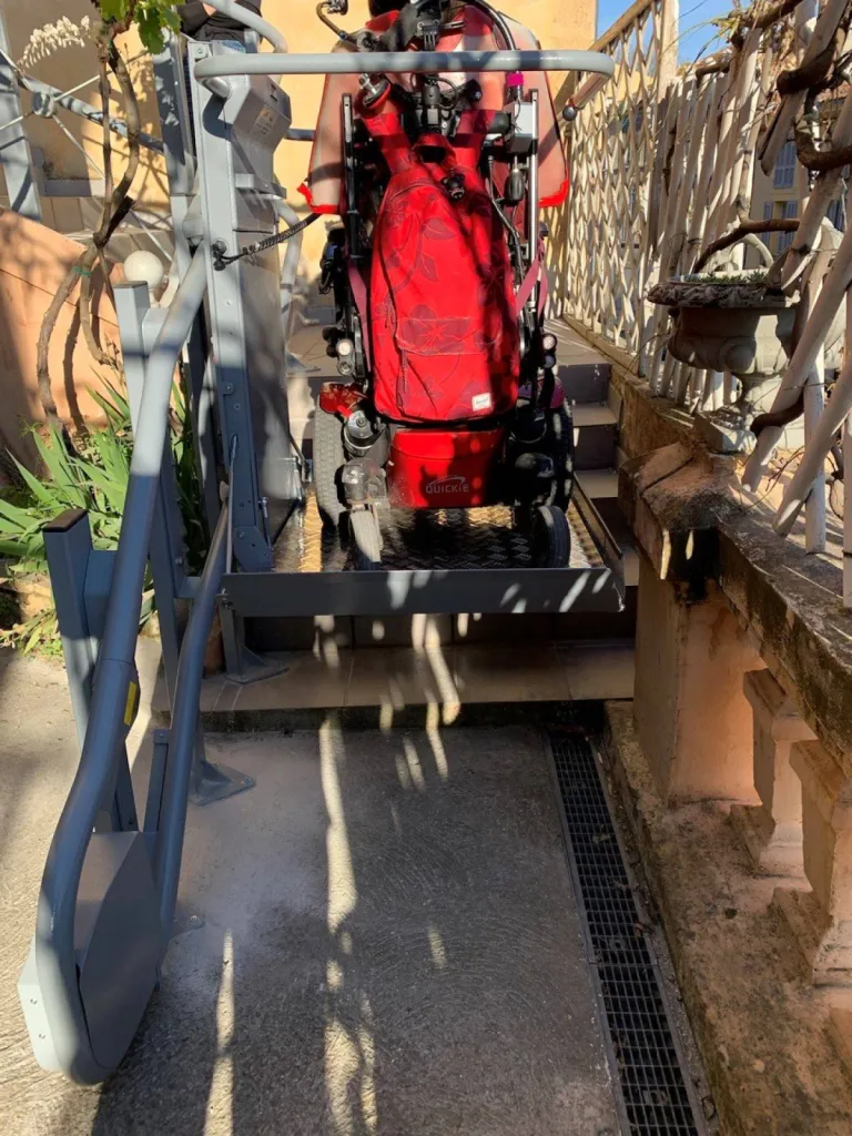 Installation d'une plateforme monte-escalier courbe LENHER Omega à Jouques près d'Aix en Provence