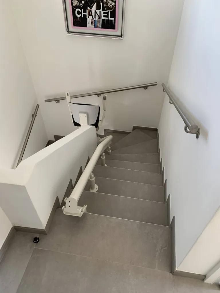 La partie supérieure de l'escalier est libre avec cette installation du monorail Otolift Modul'Air à Marseille