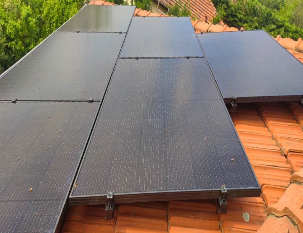 Pose de 6 panneaux solaires (3 kWc) avec batterie physique près de Vienne (38)