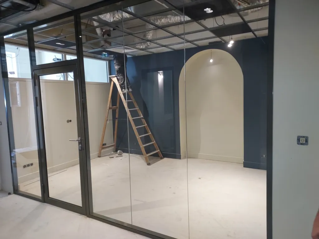 Pose de cloisons entièrement vitrées avec porte vitrée dans une entreprise Place de la Bourse à Lyon 2 lors d'une rénovation complète des bureaux