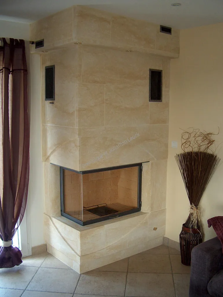 Cheminée en pierre de Mauzens avec foyer TOTEM