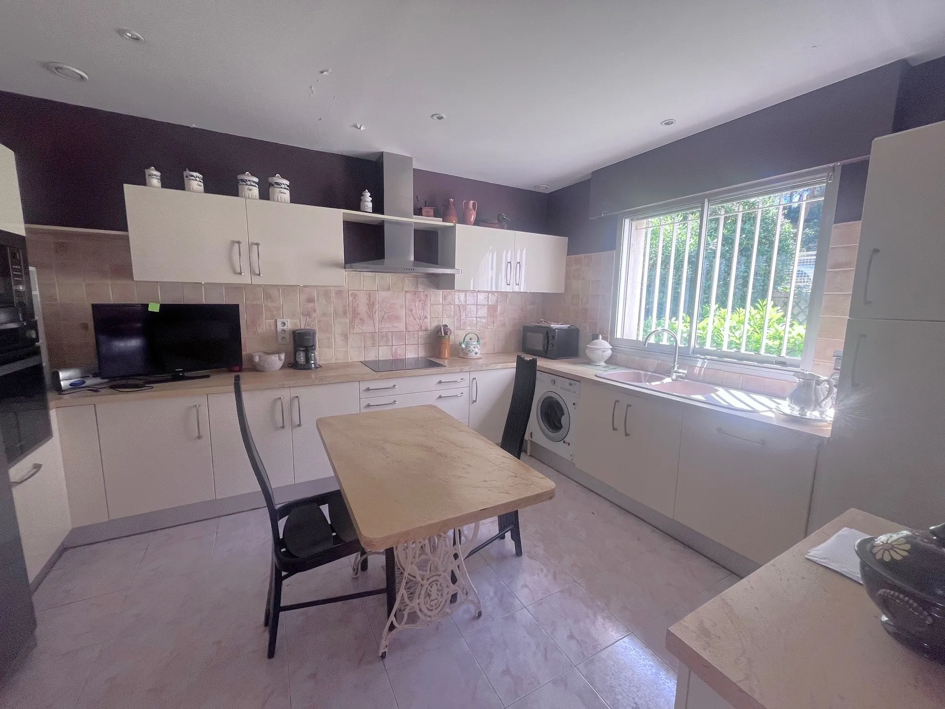 Vente appartement T4 Cassis  avec vaste terrasse bénéficiant d'une vue Cap Canaille et un emplacement de parking privatif