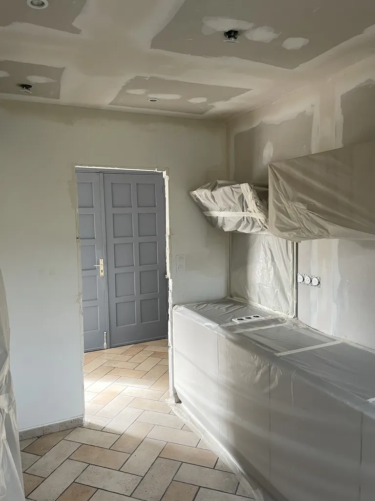 Travaux de peinture réalisés lors de la rénovation complète de cette cuisine à Châtillon-sur-Chalaronne dans l’Ain (01), apportant une finition soignée et une ambiance plus lumineuse