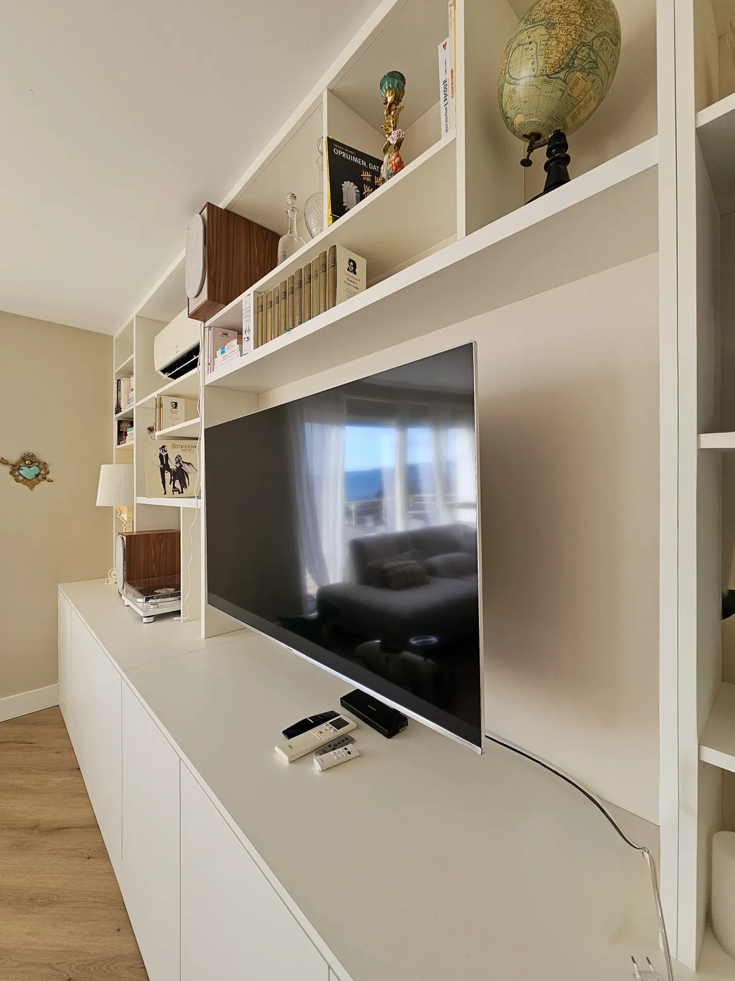 Agencement meuble TV sur mesure avec rangements intégrés et lignes épurées à Aubenas en Ardèche