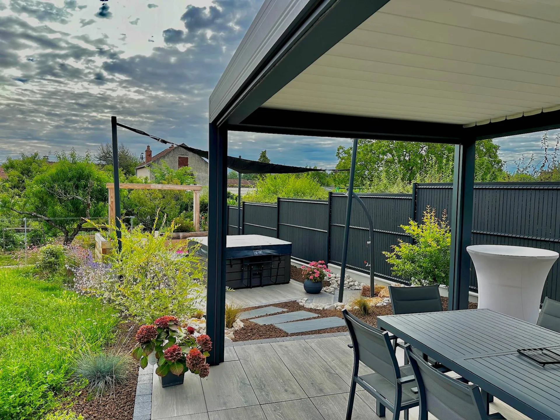 BS Menuiseries spécialiste de l'installation de pergolas bioclimatique en aluminium en Saône-et-Loire