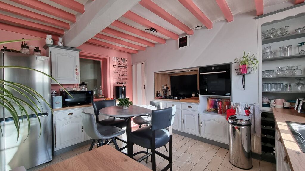 A vendre, belle longère avec gîte indépendant de 170 m², 4 chambres, située à 20 minutes de Dieppe 76200.