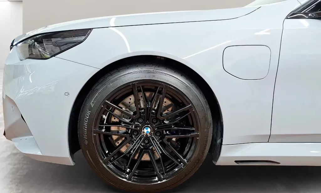 Jantes BMW M5 Touring noires freinage haute performance pack M